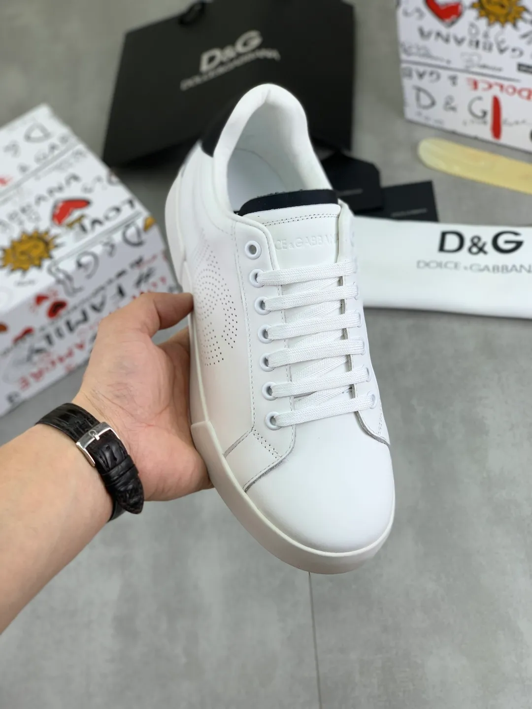 Men's shoes 💰P520💰 [New model] The latest hot style, top original quality, the official website is synchronized with "DOLCE&GABBANA [Dolce & Gabbana] ~ High quality." The effect is low-top casual DG men's shoes, loved by many celebrities, using high-end imported first-layer calfskin with punched logo design + cowhide feet, simple and elegant, perfectly interpreting the latest inspiration for shoes, integrating classics and fashion, luxury dreams, and fashion. Suitable for drivers, light and comfortable to drive, light and breathable for outdoor travel, high-end quality, trustworthy, 3️⃣color🉑️choice! Code number: 38-46